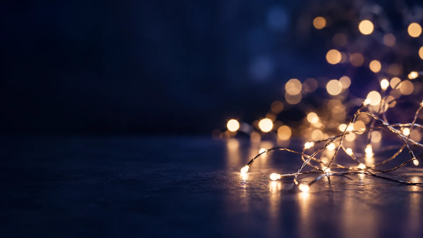 Petites lumières LED et fins fils lumineux sur une table sombre, évoquant un réseau de connaissances