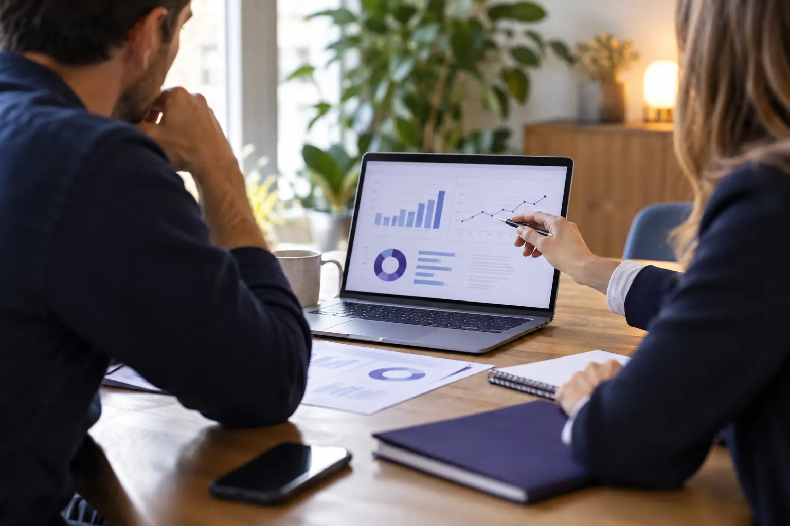Consultante présentant les résultats d'un premier diagnostic de référencement à un dirigeant de PME sur un écran portable